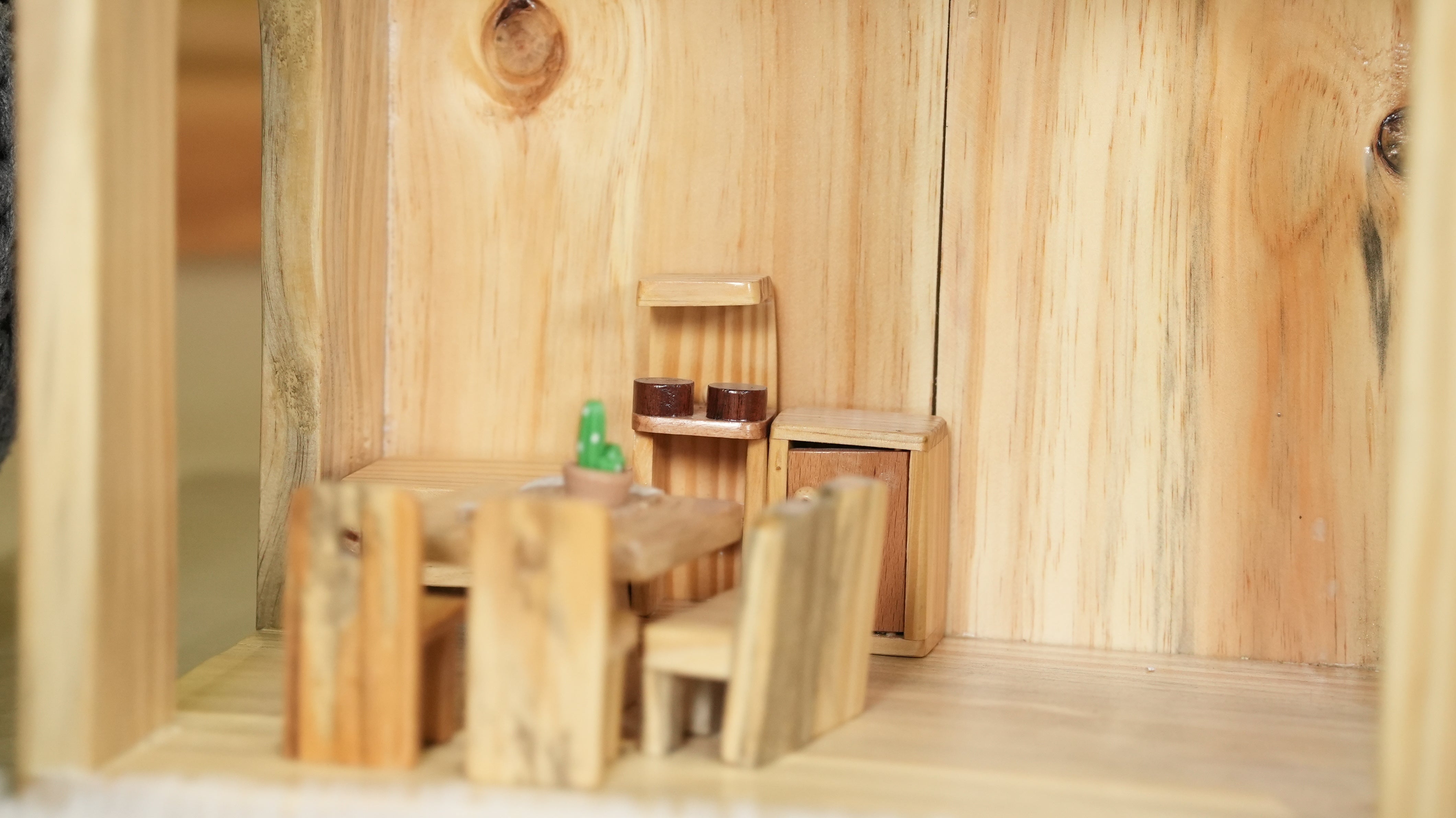 Customise dollhouse